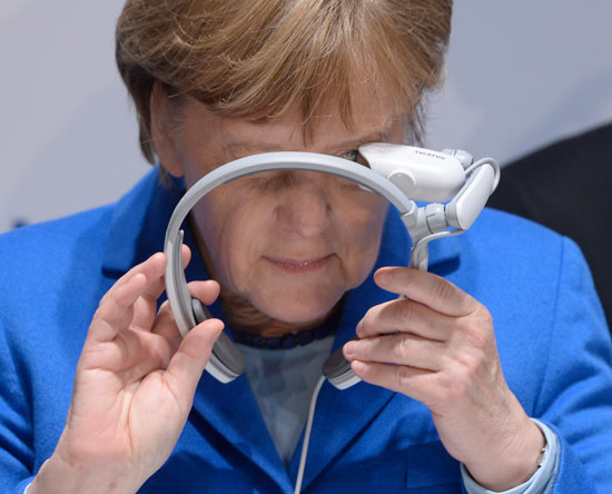 انجيلا ميركل تجرب نظارة ذكية فى زيارة لمعرض CeBit التكنولوجى (4)