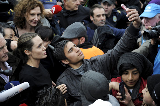 أنجلينا جولى تزور ميناء بيرايوس اليونانى قبلة المهاجرين إلى أوروبا (1)
