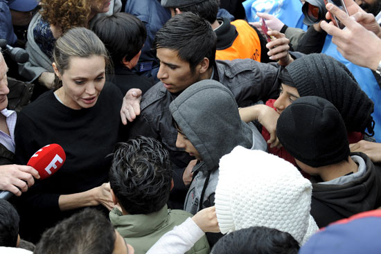 أنجلينا جولى تزور ميناء بيرايوس اليونانى قبلة المهاجرين إلى أوروبا (3)