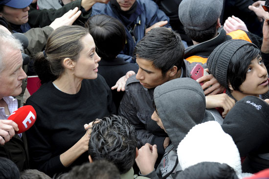 أنجلينا جولى تزور ميناء بيرايوس اليونانى قبلة المهاجرين إلى أوروبا (4)