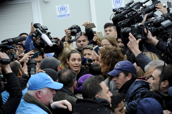 أنجلينا جولى تزور ميناء بيرايوس اليونانى قبلة المهاجرين إلى أوروبا (7)