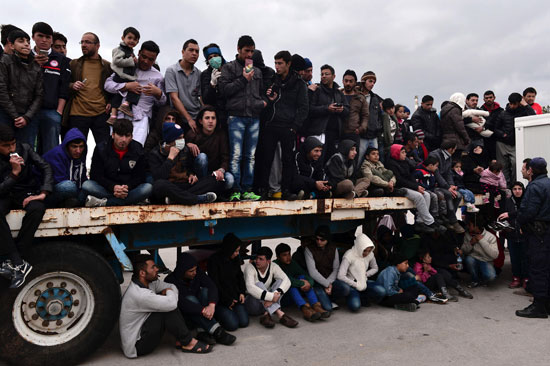 أنجلينا جولى تزور ميناء بيرايوس اليونانى قبلة المهاجرين إلى أوروبا (10)