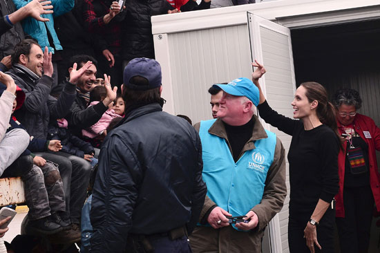 أنجلينا جولى تزور ميناء بيرايوس اليونانى قبلة المهاجرين إلى أوروبا (11)