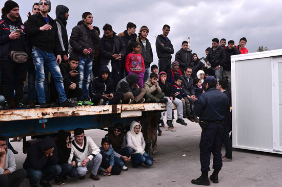 أنجلينا جولى تزور ميناء بيرايوس اليونانى قبلة المهاجرين إلى أوروبا (12)