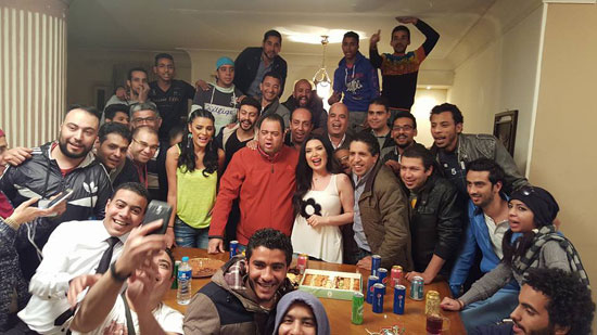 عبير صبرى تحتفل مع فريق عمل نسوان قادرة (1)