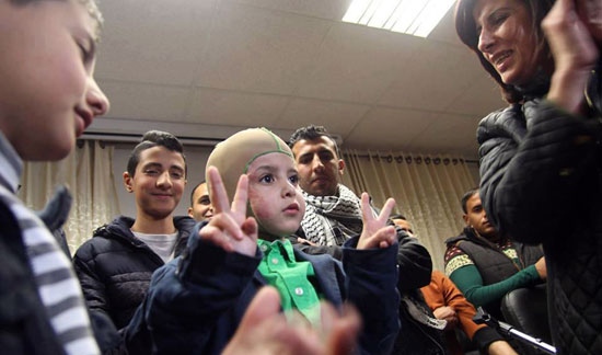 الطفل الفلسطينى أحمد دوابشة يرفع علامة النصر (4)
