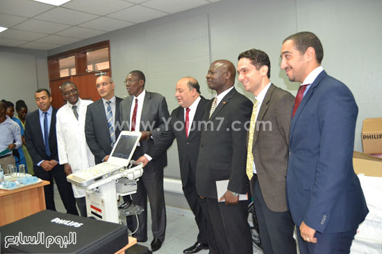 السفير المصرى يسلم جهاز السونار لمستشفى Mugalo (1)