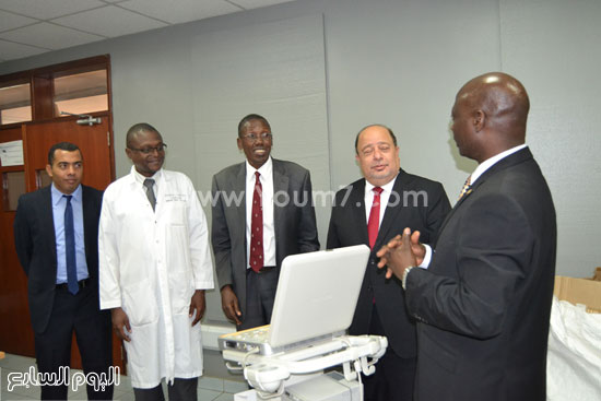 السفير المصرى يسلم جهاز السونار لمستشفى Mugalo (2)