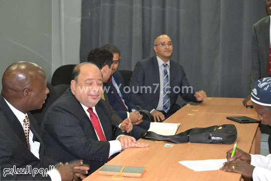 السفير المصرى يسلم جهاز السونار لمستشفى Mugalo (3)