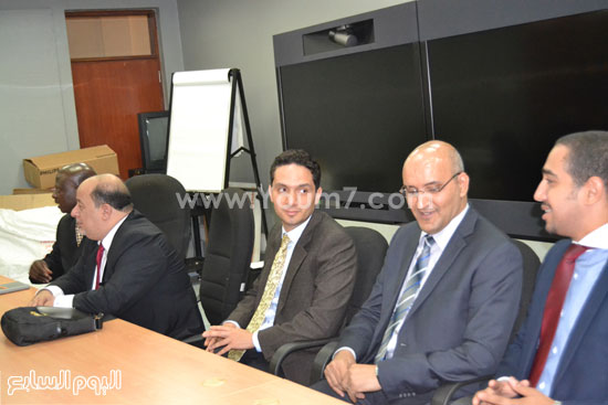 السفير المصرى يسلم جهاز السونار لمستشفى Mugalo (4)