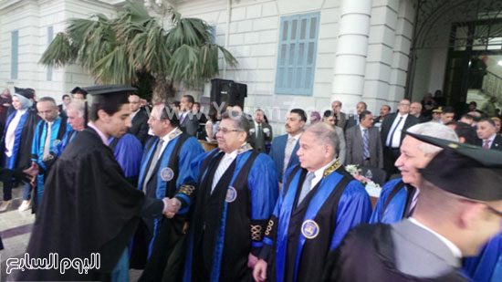 رئيس جامعة الإسكندرية يطالب خريجى الطب بالاهتمام بالمرضى (15)