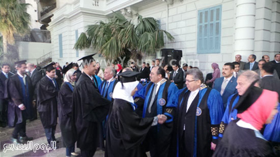 رئيس جامعة الإسكندرية يطالب خريجى الطب بالاهتمام بالمرضى (18)