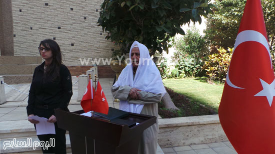 قنصل تركيا بالإسكندرية يضع إكليل زهور على قبر الشهداء بسيدى بشر (7)