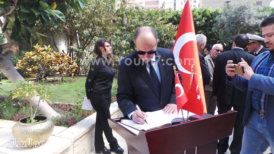قنصل تركيا بالإسكندرية يضع إكليل زهور على قبر الشهداء بسيدى بشر (8)
