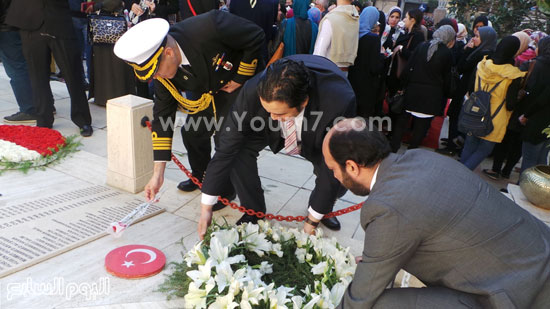 قنصل تركيا بالإسكندرية يضع إكليل زهور على قبر الشهداء بسيدى بشر (11)