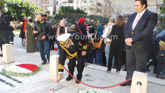 قنصل تركيا بالإسكندرية يضع إكليل زهور على قبر الشهداء بسيدى بشر (12)