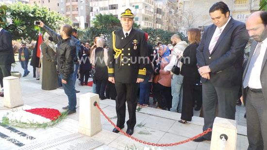 قنصل تركيا بالإسكندرية يضع إكليل زهور على قبر الشهداء بسيدى بشر (13)