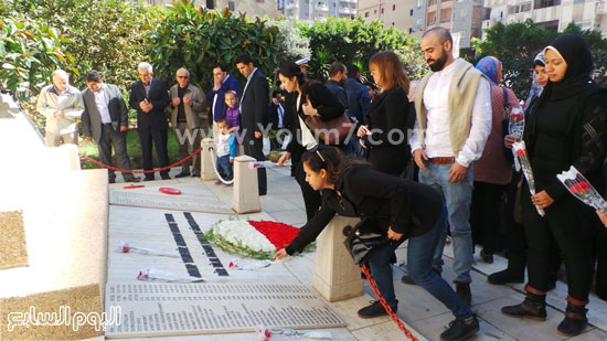 قنصل تركيا بالإسكندرية يضع إكليل زهور على قبر الشهداء بسيدى بشر (14)