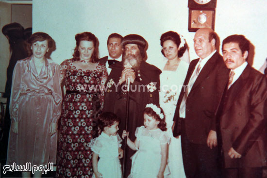 البابا شنودة مع عائلته (20)