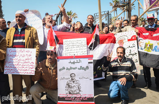 متظاهرو القائد إبراهيم يدعمون الحرب ضد الإرهاب وينعون الشهيد شريف محمد عمر (7)