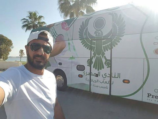 محمد شوقى لاعب الأهلى السابق يؤازر المصرى فى معسكره قبل مباراة الكأس (1)