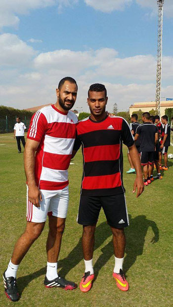 محمد شوقى لاعب الأهلى السابق يؤازر المصرى فى معسكره قبل مباراة الكأس (2)