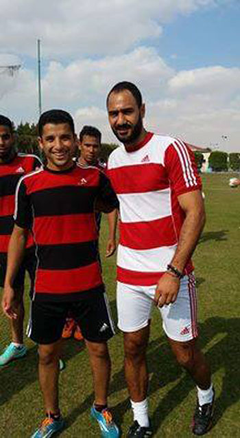 محمد شوقى لاعب الأهلى السابق يؤازر المصرى فى معسكره قبل مباراة الكأس (3)