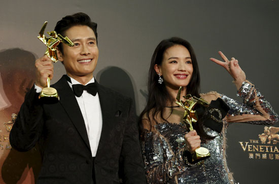فوز-التايوانية-شو-كى-بجائزة-أفضل-ممثلة-فى-حفل-Asian-Film-Awards-(3)