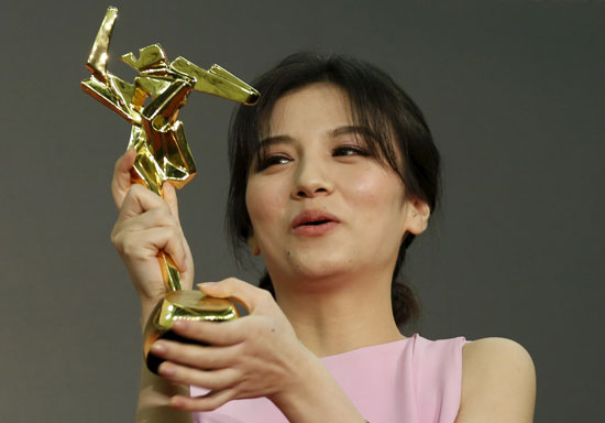 فوز-التايوانية-شو-كى-بجائزة-أفضل-ممثلة-فى-حفل-Asian-Film-Awards-(4)