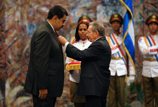 كاسترو يستقبل رئيس فنزويلا بقصر الثورة فى العاصمة الكوبية هافانا (1)