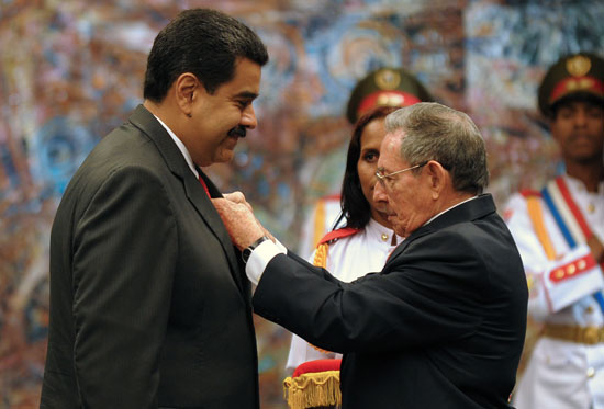كاسترو يستقبل رئيس فنزويلا بقصر الثورة فى العاصمة الكوبية هافانا (2)