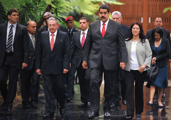 كاسترو يستقبل رئيس فنزويلا بقصر الثورة فى العاصمة الكوبية هافانا (3)