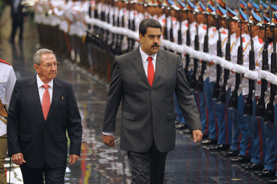 كاسترو يستقبل رئيس فنزويلا بقصر الثورة فى العاصمة الكوبية هافانا (5)