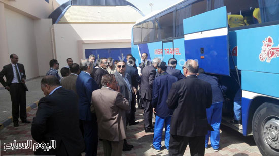 وصول نواب البرلمان لمطار مرسى علم لتفقد قرى حلايب وشلاتين (3)