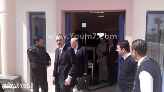وصول نواب البرلمان لمطار مرسى علم لتفقد قرى حلايب وشلاتين (8)