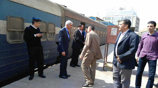 رئيس السكة الحديد خلال جولته بمحطة الشرق (4)