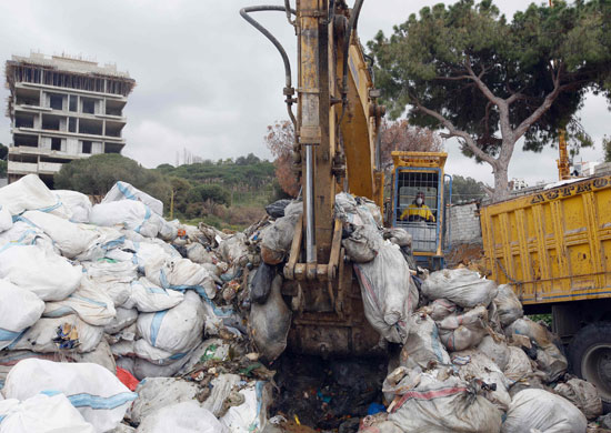 رفع النفايات خارج بيروت (7)