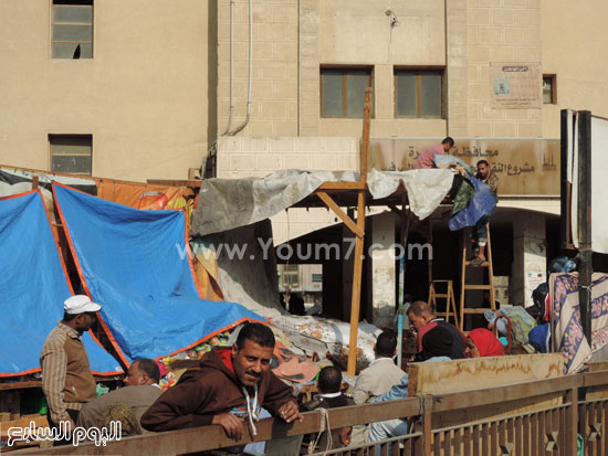  الداخلية تزيل الباعة الجائلين من محيط مترو السيدة زينب (2)