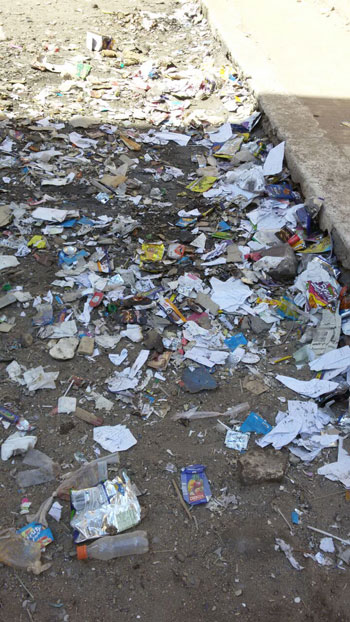 إنتشار المخلفات والقمامة بفناء مدرسة ابتدائية بالشرقية (1)