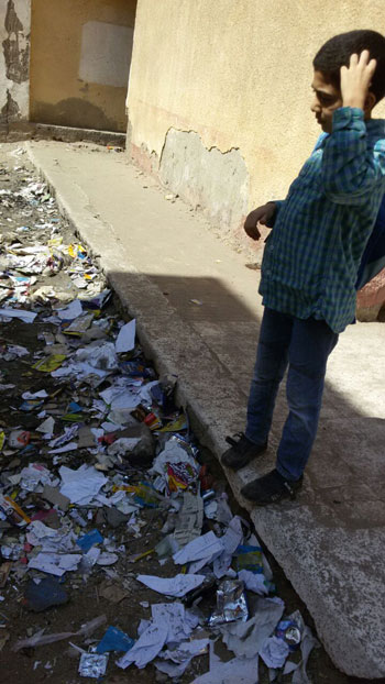 إنتشار المخلفات والقمامة بفناء مدرسة ابتدائية بالشرقية (2)