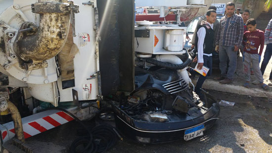 انقلاب سيارة، حادث، شلل مرورى، محور جمال عبد الناصر، مدينة 6 اكتوبر (2)