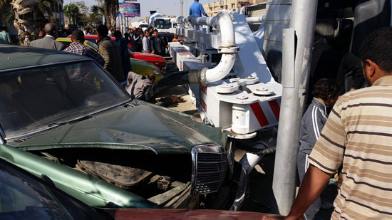 انقلاب سيارة، حادث، شلل مرورى، محور جمال عبد الناصر، مدينة 6 اكتوبر (3)