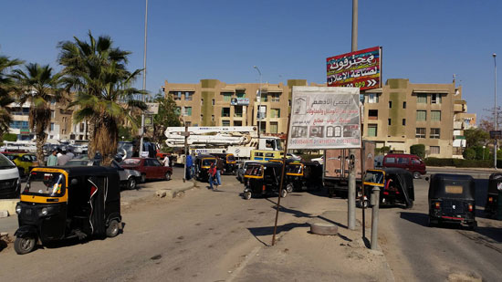 انقلاب سيارة، حادث، شلل مرورى، محور جمال عبد الناصر، مدينة 6 اكتوبر (5)