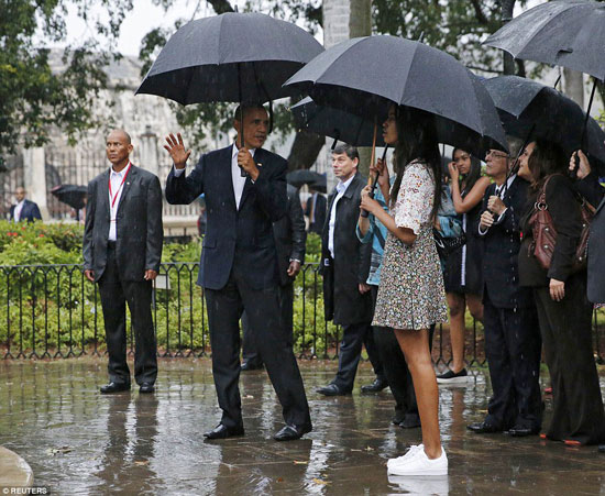 زوجة وبنتا أوباما يخطفن الأنظار فى شوارع كوبا (2)