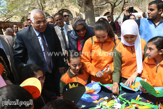 محافظ القاهرة يداعب طلاب الحديقة الثقافية (3)