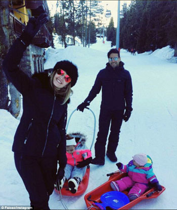 فالكاو-مع-عائلته-فى-عطله-للتزلج-على-الجليد