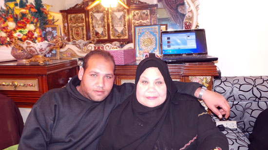 حازم-سعد-مع-والدته-الحاجة
