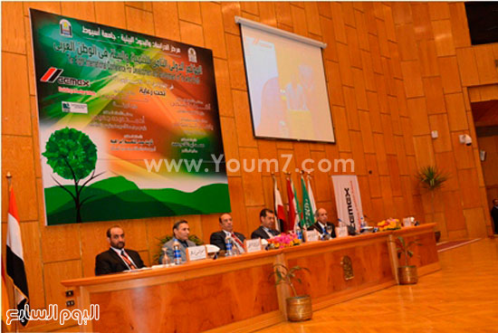 محافظ أسيوط ورئيس الجامعة يفتتحان المؤتمر الدولى الثامن للتنمية والبيئة بالوطن العربى (7)