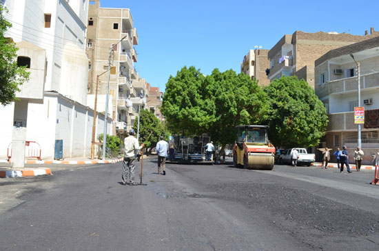 محافظ قنا يتفقد اعمال رصف طريق نجوع الحميدات (6)