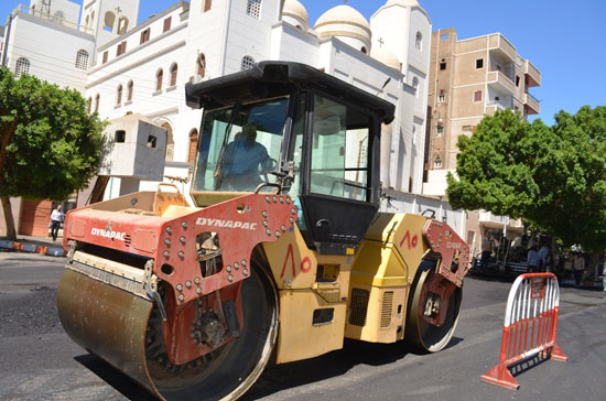 محافظ قنا يتفقد اعمال رصف طريق نجوع الحميدات (7)